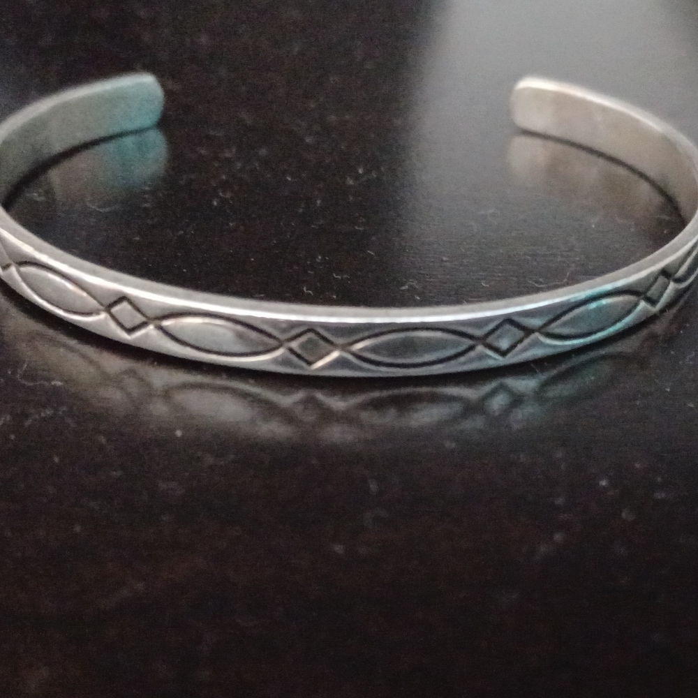 Bangle bracelet